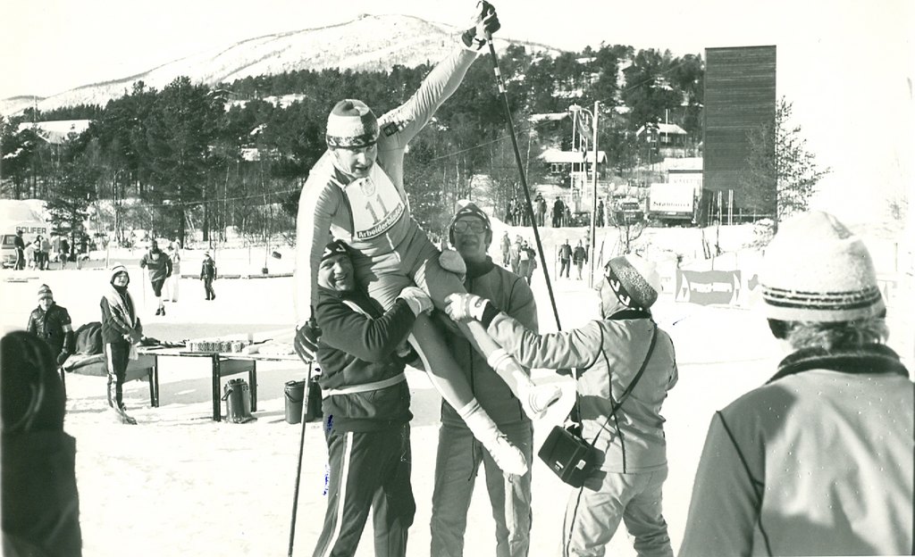Pertti Sankilampi nostetaan kultatuoliin Geilon talviparalympialaisissa 1980.
